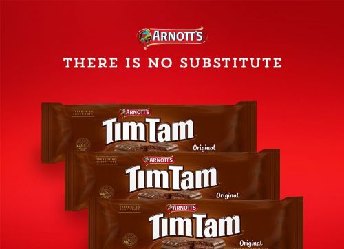 아노츠 비스킷의 초콜릿 과자 팀탐. 핵심 마케팅 표어인 "대체품 없음(There is no substitute)"이 보인다. 아노츠 비스킷