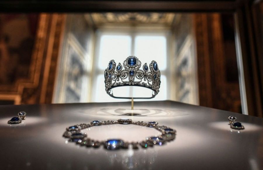 Emerald and diamond necklace gifted by Napoleon I to his wife Empress Marie Louise, stolen by assailants (left), and jewelry sets of Queen Marie Amelie and Queen Hortense. /AFP Yonhap News