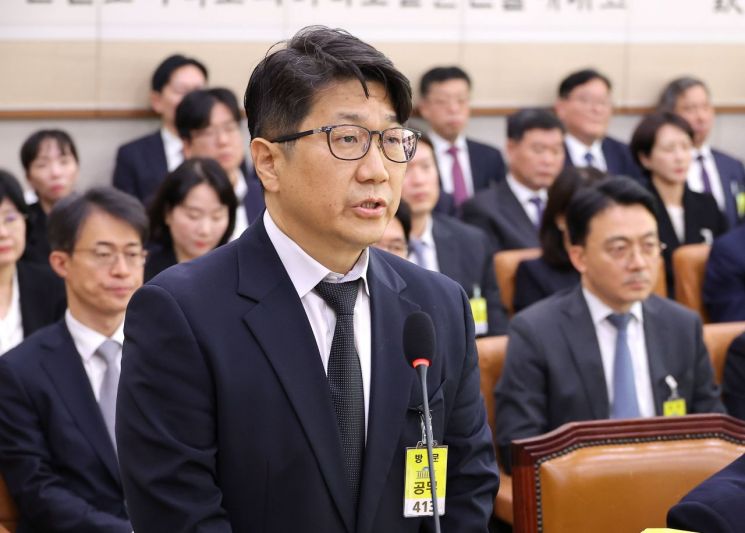 지석 광주고검 검사가 23일 국회 법제사법위원회에서 열린 2025년 국정감사에서 의원 질의에 답변하고 있다.  연합뉴스