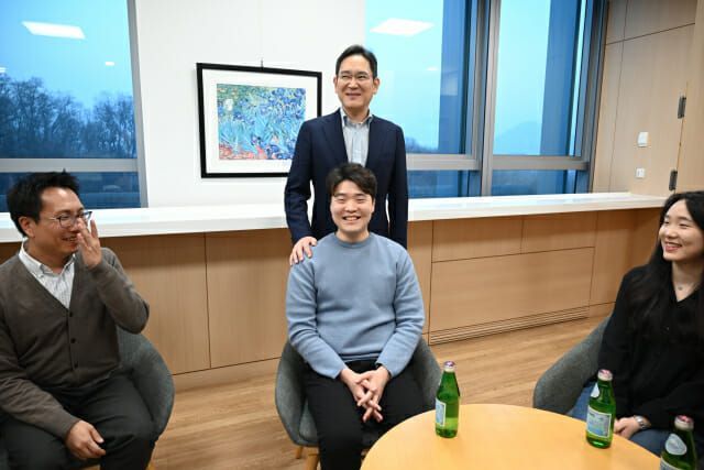 2024년 1월10일 서울 우면동 삼성리서치를 방문한 이재용 삼성전자 회장이 연구원들과 간담회를 가진 뒤 기념 사진을 촬영하고 있다. 삼성전자.