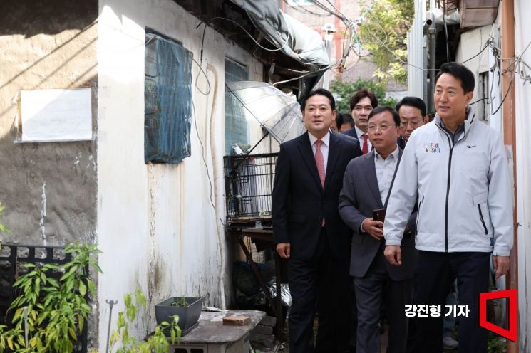 장동혁 국민의힘 대표와 오세훈 서울시장이 24일 오전 서울 노원구 상계5 재정비촉진구역 현장을 점검하고 있다. 2025.10.24 강진형 기자