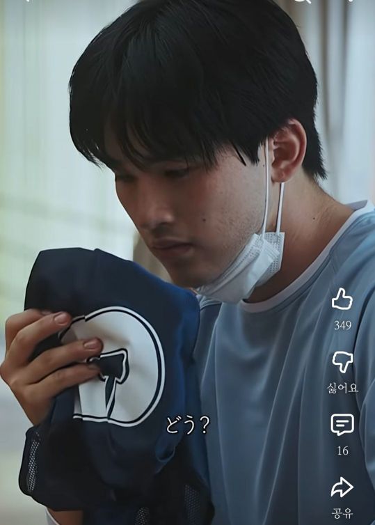 샤본다마의 숏 드라마 '응원: 향해를 아시나요' 장면 중 일부. 냄새에 민감해 마스크를 쓰고 다니던 주인공이 무향료로 세탁한 운동복의 냄새를 맡고 있다. 샤본다마 유튜브.