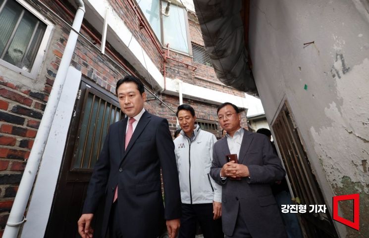 장동혁 국민의힘 대표와 오세훈 서울시장이 24일 오전 서울 노원구 상계5 재정비촉진구역 현장을 점검하고 있다. 2025.10.24 강진형 기자