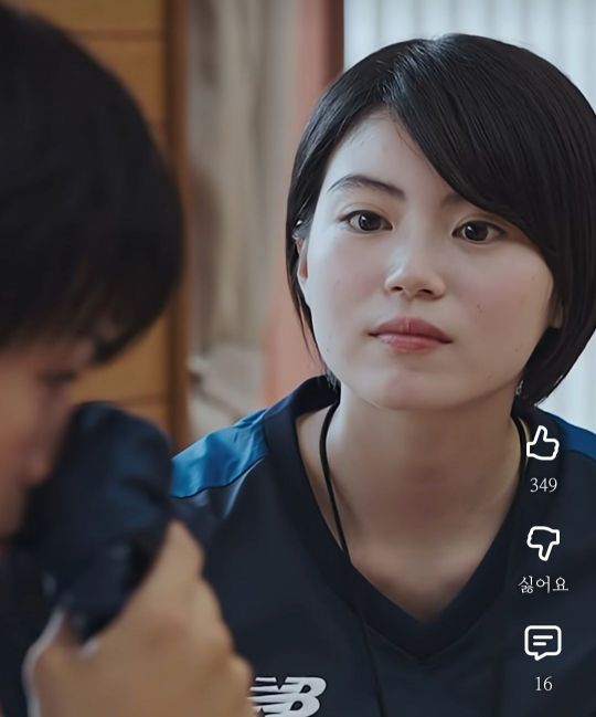 샤본다마의 숏 드라마 '응원: 향해를 아시나요' 장면 중 일부. 주인공이 무향료로 세탁한 운동복의 냄새를 맡고 있다. 샤본다마 유튜브.