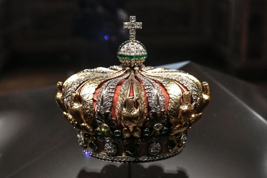 Empress Eugenie's crown (left), eight stolen jewels. /AFP Yonhap News Agency, Interpol