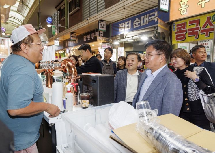 박강수 마포구청장(왼쪽)이 망원비어 페스타가 열린 망원시장에서 상인들과 얘기 나누고 있다. 마포구 제공.
