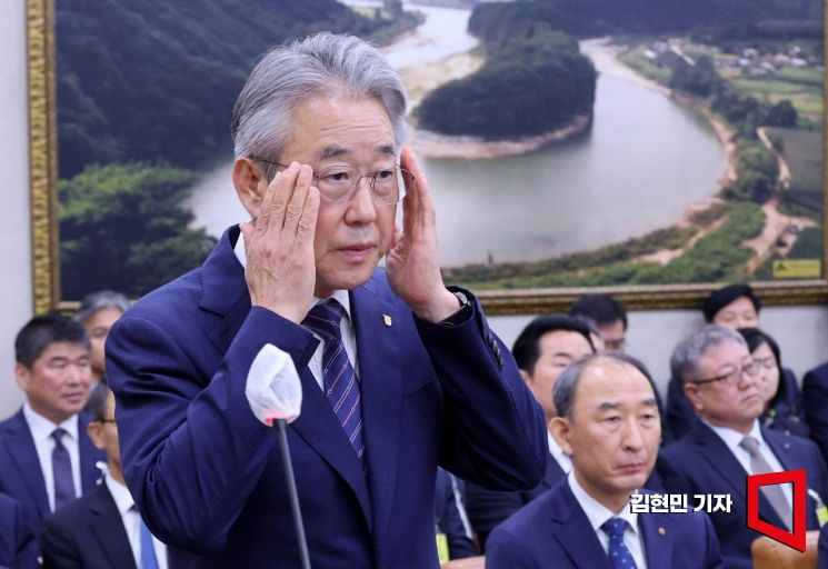 '23억원어치 휴대폰 쐈다' 비리 온상 농협중앙회…회장은 '1박 222만원' 황제 출장