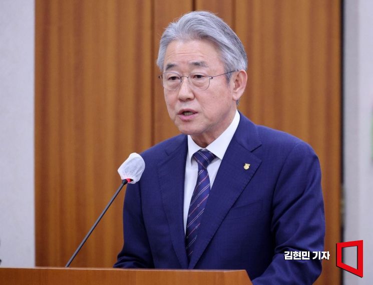 강호동 농협중앙회장이 24일 국회에서 열린 농림축산식품해양수산위원회의 농협중앙회 등에 대한 국정감사에서 업무보고를 하고 있다. 2025.10.24 김현민 기자