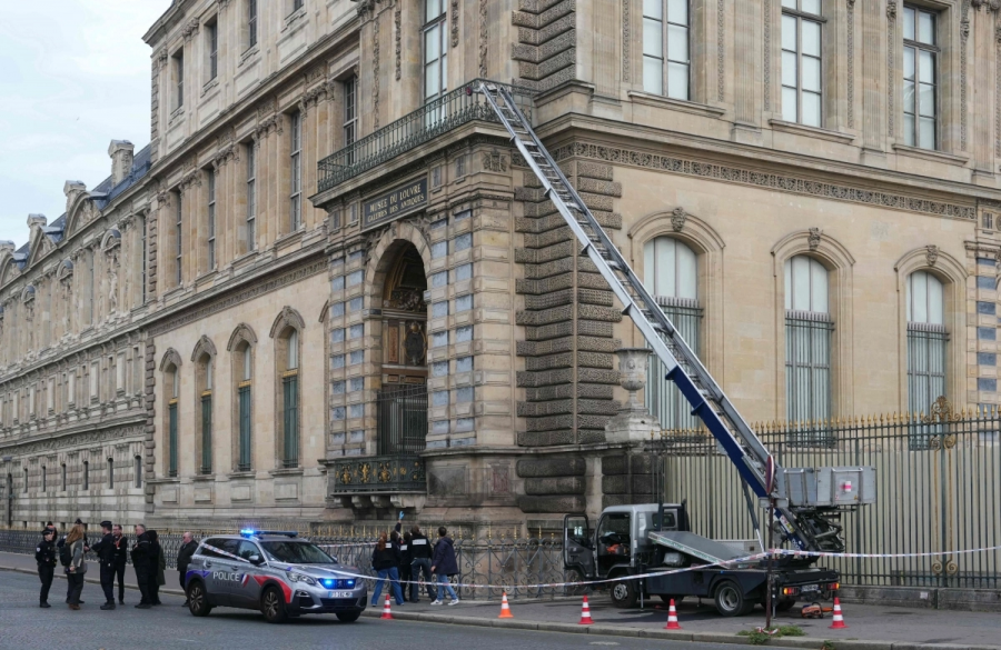 On the 19th, under police control of access, a ladder truck used by treasure thieves was placed on the outer wall facing the Seine River at the Louvre Museum in Paris, France. /AFP Yonhap News