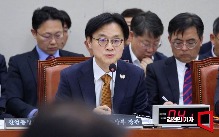 김정관 산업통상부 장관이 24일 서울 여의도 국회 산업통상자원중소벤처기업위원회에서 열린 국정감사에서 의원 질의에 답변하고 있다. 2025.10.24 김현민 기자