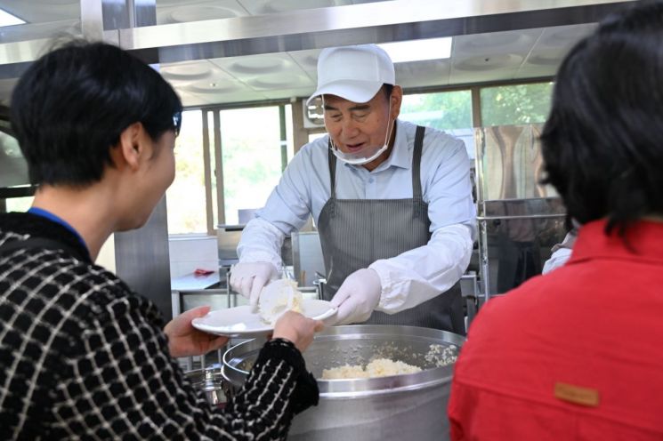 박형덕 동두천시장, 동두천요양원서 '따뜻한 사랑나눔 배식 봉사'