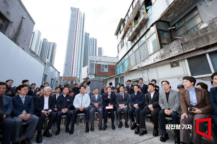 국민의힘 장동혁 대표가 24일 서울 노원구 상계5 재정비촉진구역을 방문한 뒤 주민들과 간담회를 하고 있다. 2025.10.24 강진형 기자