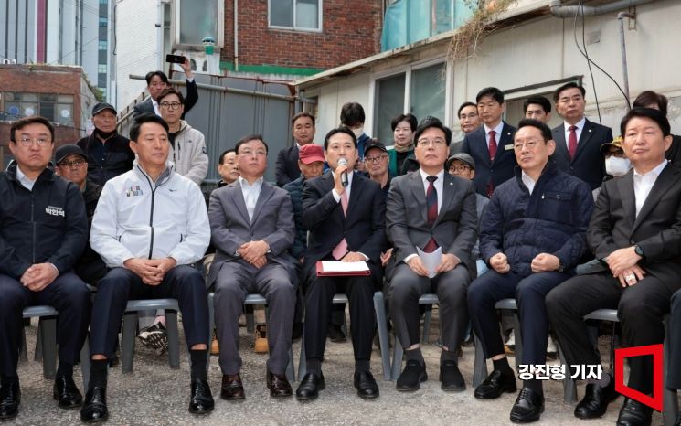 국민의힘 장동혁 대표가 24일 서울 노원구 상계5 재정비촉진구역을 방문한 뒤 주민들과 간담회를 하고 있다. 2025.10.24 강진형 기자