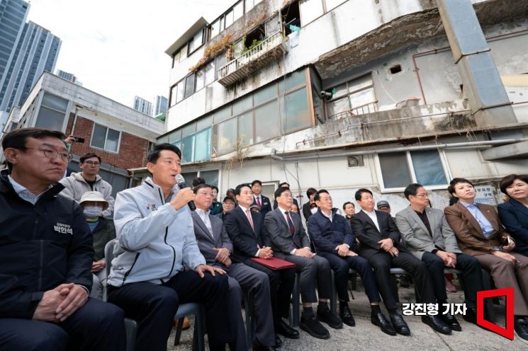 오세훈 서울시장이 24일 서울 노원구 상계5 재정비촉진구역을 방문한 뒤 주민들과 간담회를 하고 있다. 2025.10.24 강진형 기자