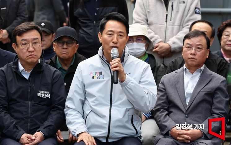 오세훈 서울시장이 24일 서울 노원구 상계5 재정비촉진구역을 방문한 뒤 주민들과 간담회를 하고 있다. 강진형 기자