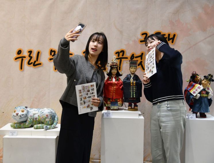 노원책상갤러리 전시를 관람하는 주민들. 노원구 제공.