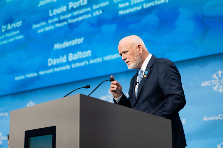 피터 톰슨 유엔 해양특사가 지난 17일(현지시간) 아이슬란드 레이캬비크 하르파 홀에서 개최된 '2025 북극서클총회' 본회의에서 연설을 하고 있다. 북극서클