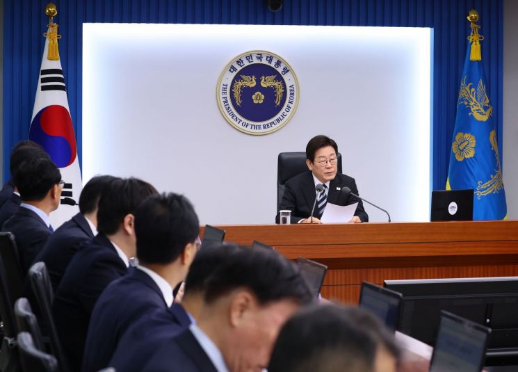이재명 대통령이 23일 서울 용산 대통령실에서 열린 수석보좌관회의를 주재하고 있다. 연합뉴스