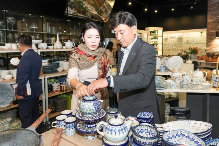 방세환 광주시장이 지난 22일 주방 문화를 선도하며 명품 식기를 생산·판매하는 ㈜유리스컴퍼니를 방문해 제품을 살펴보고 있다. 경기 광주시 제공