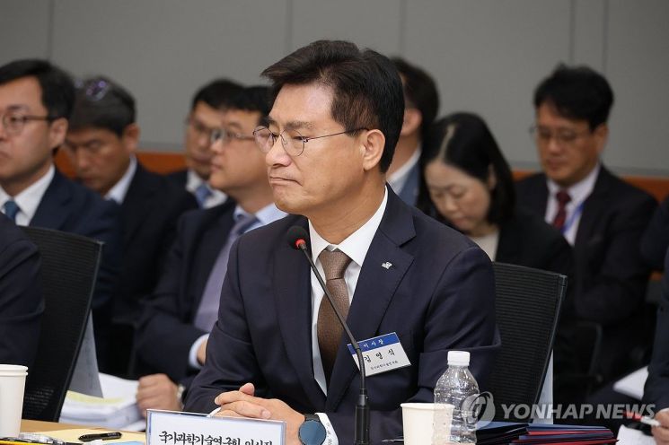 24일 대전 한국전자통신연구원(ETRI)에서 열린 과학기술정보방송통신위원회 국정감사에서 김영식 국가과학기술연구회 이사장이 의원 질의를 경청하고 있다. 연합뉴스 제공