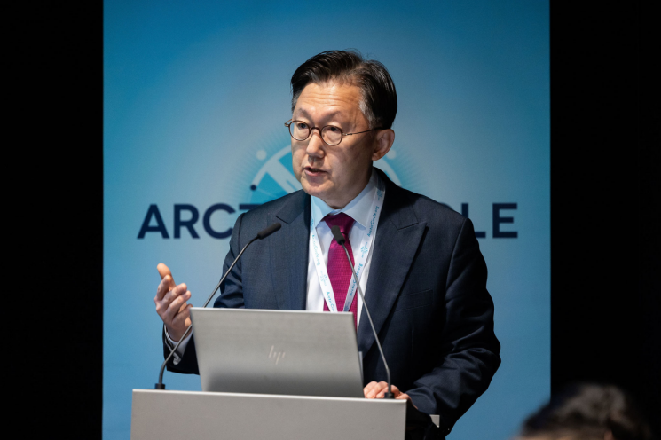 정병하 외교부 극지협력대표가 아이슬란드 레이캬비크 하르파홀에서 개최된 '2025 북극서클총회'에 참석해 발언하고 있다. 북극서클