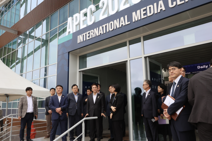 김민석 국무총리가 23일 APEC준비지원단 및 경북도 관계자들과 함께 국제미디어센터(IMC)를 둘러보고 있다. 국무조정실