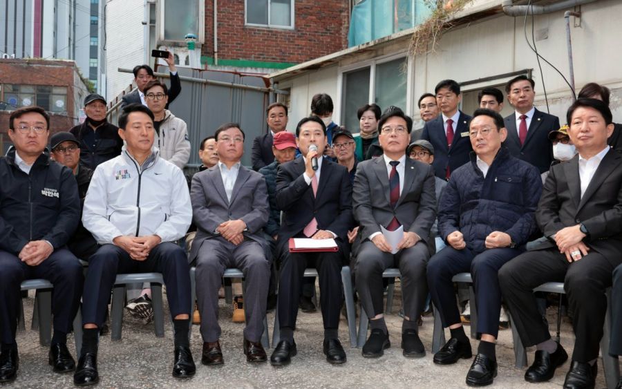 장동혁 국민의힘 대표가 24일 서울 노원구 상계5 재정비촉진구역을 방문한 뒤 주민들과 간담회를 하고 있다.  강진형 기자