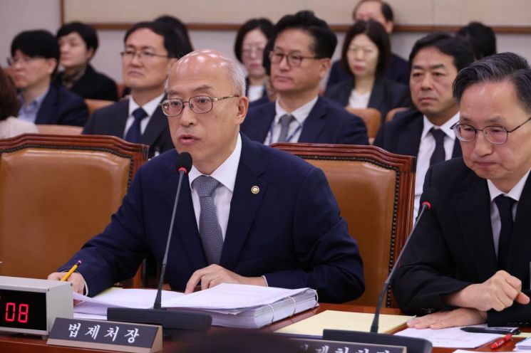 [2025국감]법제처장 "李 재판중단 헌법 부합"…野 "심각한 법왜곡, 사퇴해야"