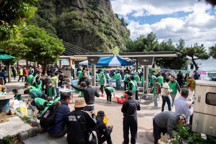 울릉도 향토나물 시식회. 울릉군 제공