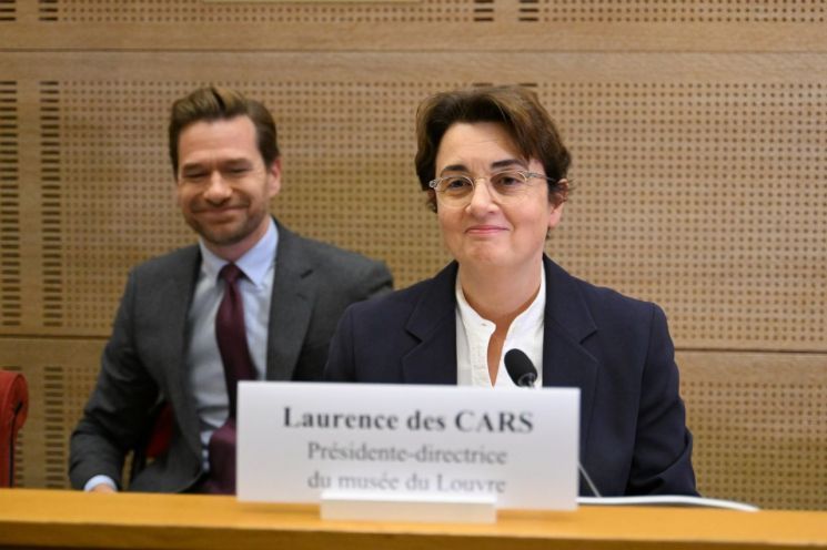 A current affairs inquiry was held at the French Senate three days after the incident (left). Laurence Des Cars, Director of the Louvre Museum, appeared at the current affairs inquiry held at the French Senate on the afternoon of the 22nd (local time). /AP Yonhap News Agency