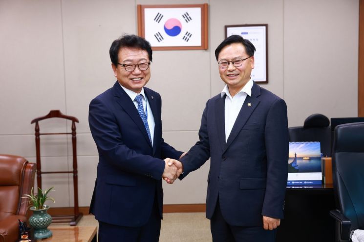 손병복 울진군수, 김성범 해수부 차관 면담… 울진∼울릉 항로 정상화·대체선 투입 건의