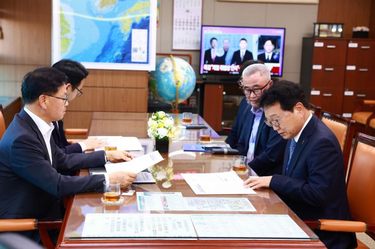 손병복 울진군수, 김성범 해수부 차관 면담… 울진∼울릉 항로 정상화·대체선 투입 건의