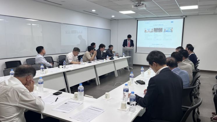 이노비즈협회 AI위원회 관계자들이 회원사의 AI 아젠다 발굴과 활용 확산 방안에 대해 논의하고 있다. 이노비즈협회