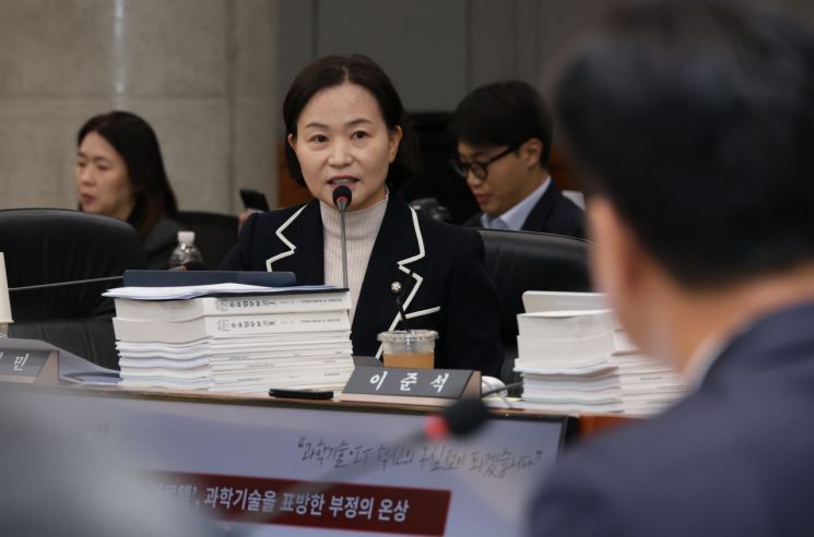 24일 대전 한국전자통신연구원(ETRI)에서 열린 과학기술정보방송통신위원회 국정감사에서 이해민 조국혁신당 의원이 질의하고 있다. 연합뉴스 제공