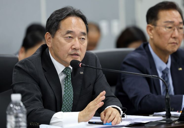 김태현 국민연금공단 이사장이 24일 국민연금공단에서 열린 국회 보건복지위원회 국정감사에서 답변하고 있다. 연합뉴스