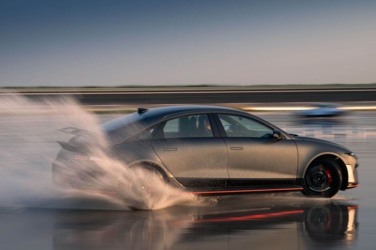 드리프트하고 있는 현대차 아이오닉 6 N. 현대차 제공