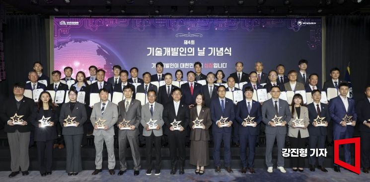 구자균 한국산업기술진흥협회 회장과 임요업 과학기술정보통신부 과학기술혁신조정관이 24일 서울 여의도 페어몬트 앰배서더호텔에서 열린 '제4회 기술개발인의 날 기념식'에서 부총리 겸 과학기술정보통신부 장관 표창 및 산기협 우수연구자상 수상자들과 기념촬영 하고 있다. 2025.10.24 강진형 기자