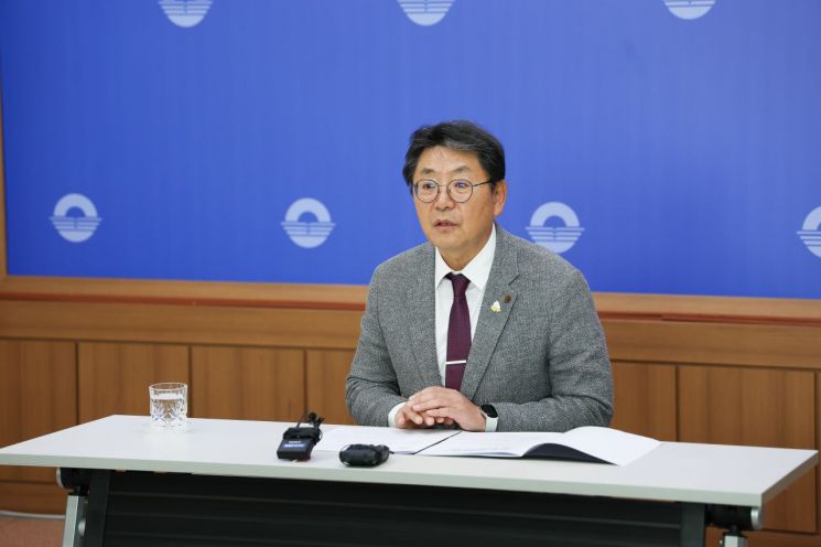 홍태용 경남 김해시장이 화포천습지과학관 개관식에서 황새 1마리가 폐사한 것에 대해 공식 사과 회견을 하고 있다. 김해시 제공