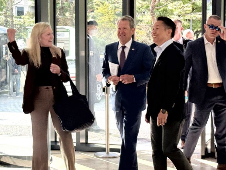 브라이언 켐프 미국 조지아 주지사(가운데)가 24일 이석희 SK온 최고경영자(CEO)와 회동하기 위해 서울 종로구 SK서린빌딩을 방문하고 있다. 연합뉴스