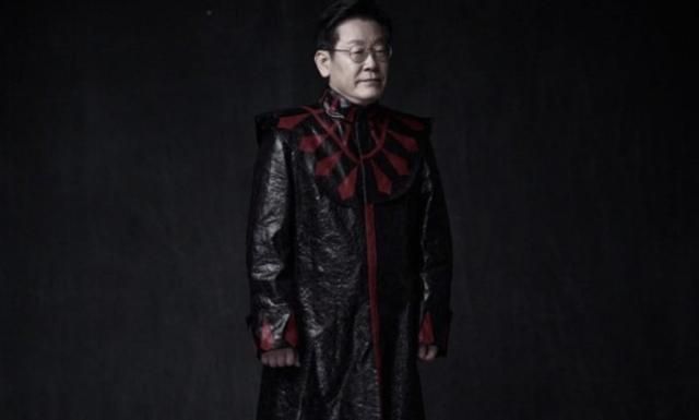 이재명 대통령이 과거 신해철의 무대의상을 입고 찍은 사진. 강영호 사진작가 SNS