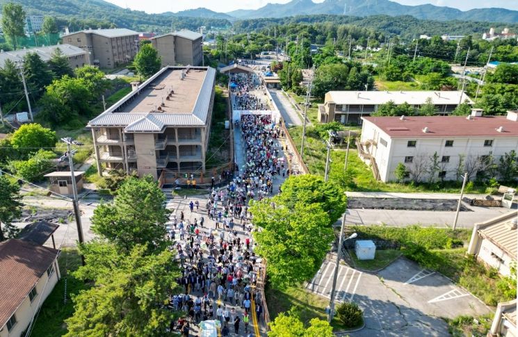 의정부시가 지난 2023년 7월 70년간 일반인의 출입이 통제돼 왔던 캠프 레드클라우드(CRC) 부지를 관통하는 'CRC 통과도로' 개방 행사를 실시하고 있는 모습. 의정부시 제공