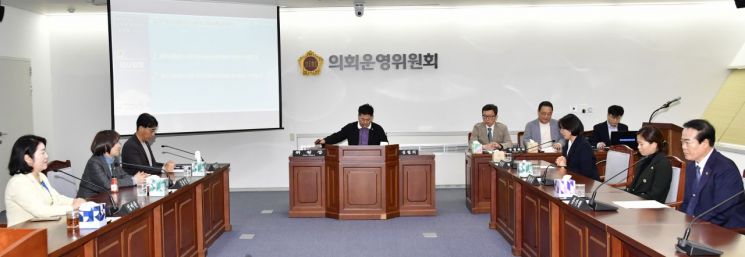 광주시의회는 지난 24일 광주교통공사 사장 인사청문특별위원회 심철의 위원장과 이귀순 부위원장을 선임하고, 본격적인 활동에 들어갔다. 광주시의회 제공