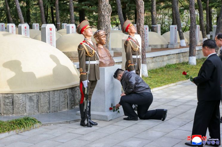 김정은 북한 국무위원장이 중국군의 6.25전쟁 참전 75주년 기념일(10월 25일)을 맞아 24일 평안남도 회창군에 있는 중국인민지원군 열사능원을 찾아 열사들에게 숭고한 경의를 표했다고 조선중앙통신이 25일 보도했다. 연합뉴스
