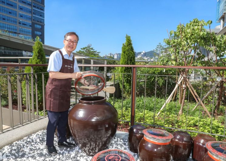 유성훈 금천구청장이 금천 강희맹장독대 체험관에서 전통식문화의 우수성을 알리고 있다. 금천구 제공.