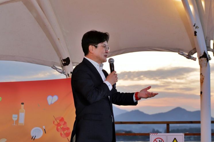 김병수 김포시장이 25일 김포함상공원 및 대명항 일대에서 열린 ‘2025 김포 선셋 페스타 위드 로컬푸드 다이닝’ 행사에서 인사말을 하고 있다. 김포시 제공