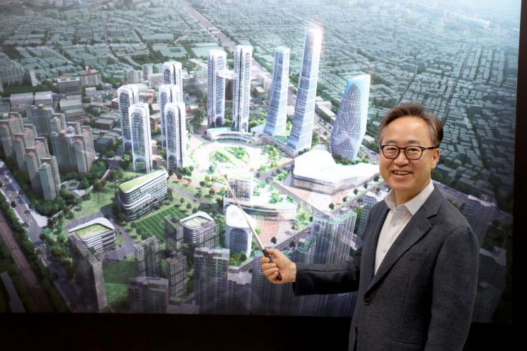 유성훈 금천구청장이 공군부대 개발 조감도 내용을 설명하고 있다. 금천구 제공.