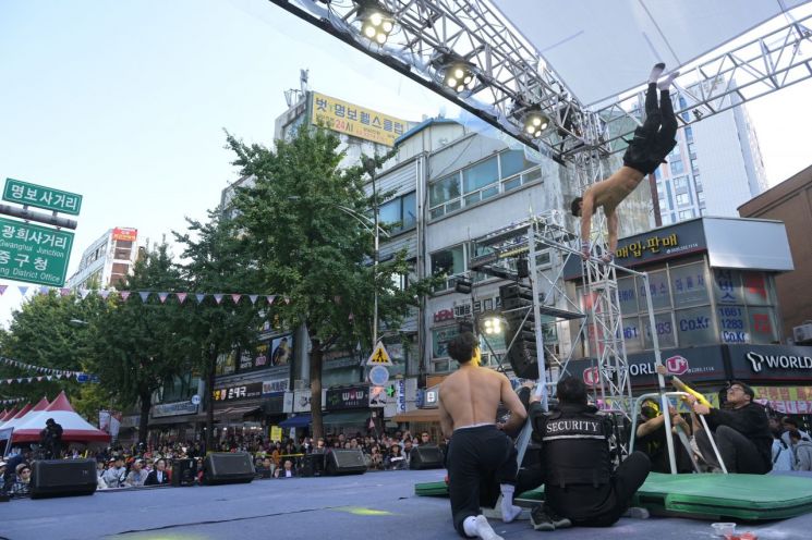 이순신 축제 공연 참가자들이 철봉 퍼포먼스를 펼치고 있다. 중구 제공.
