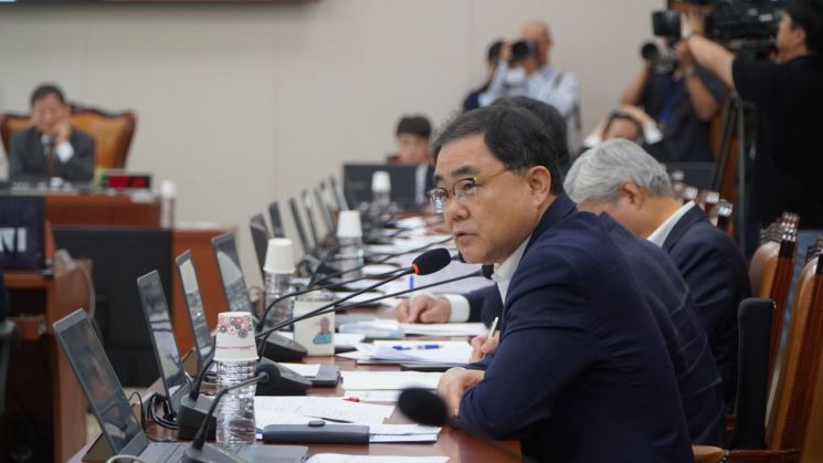 허성무 의원_질의 사진.