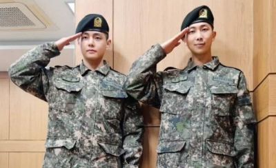 그룹 방탄소년단(BTS)의 멤버 RM(오른쪽)과 뷔가 육군 복무 당시 베레모를 착용한 모습. 사회관계망서비스(SNS) 캡처