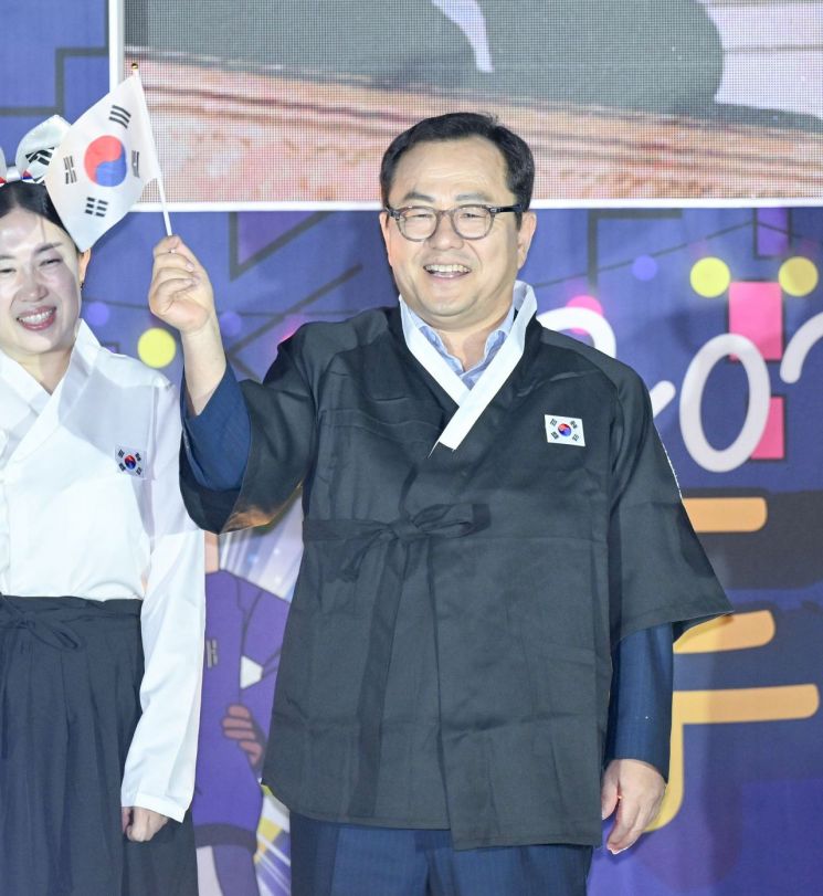대구 달서구 두류젊코 개막식에 참석해 태극깃발을 흔드는 홍성주 대구시 경제부시장.